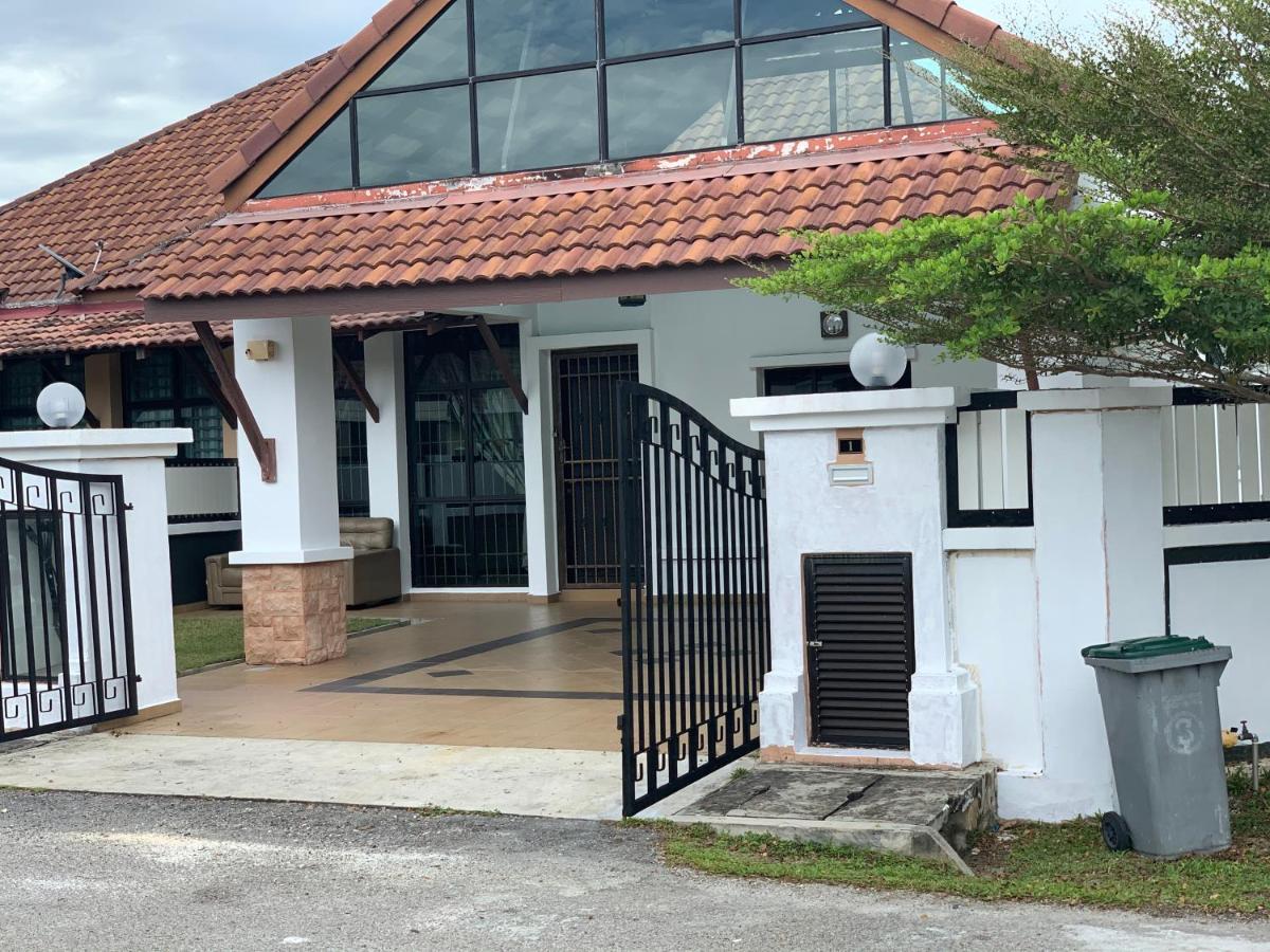 Villaparadise Homestay Batu Pahat Kültér fotó