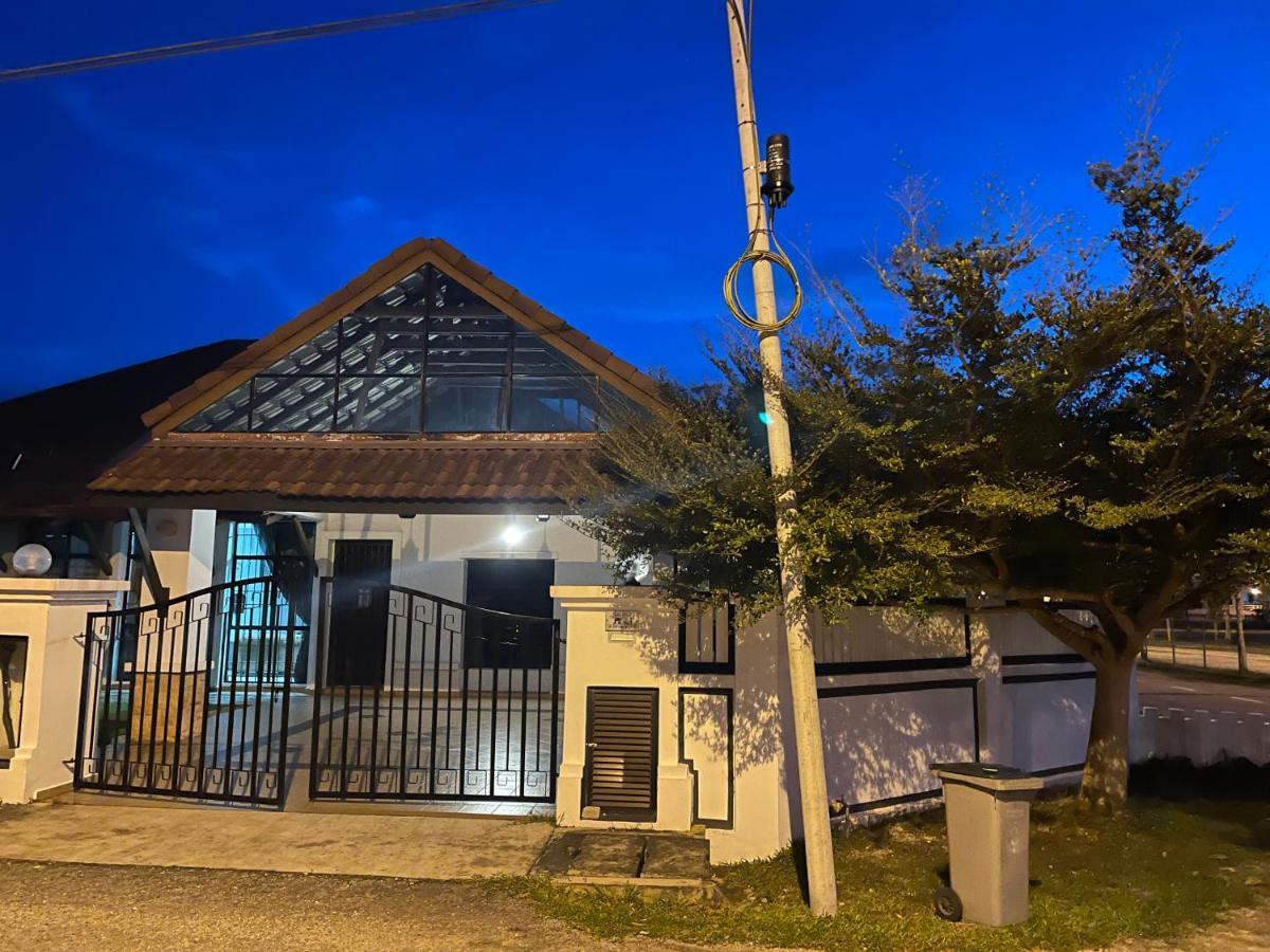 Villaparadise Homestay Batu Pahat Kültér fotó